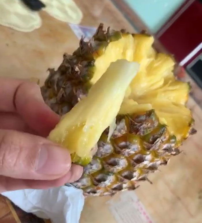 32+ Million People Can&rsquo;t Stop Watching This Video Of How To &lsquo;Correctly&rsquo; Eat Pineapples