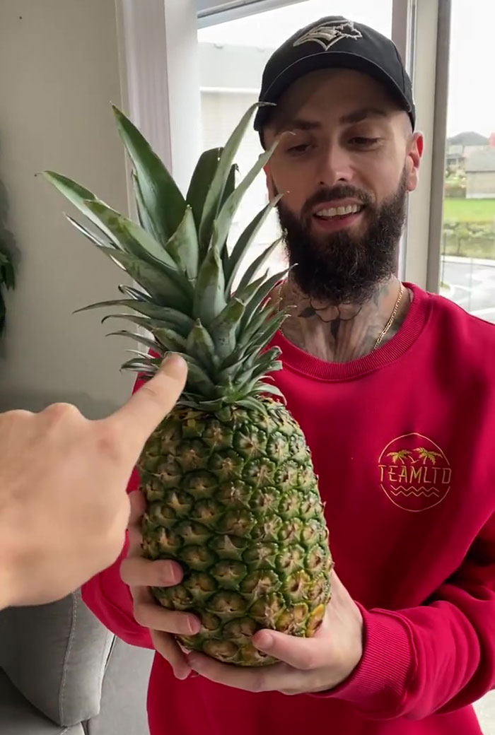 32+ Million People Can’t Stop Watching This Video Of How To ‘Correctly’ Eat Pineapples 32+ Million People Can’t Stop Watching This Video Of How To ‘Correctly’ Eat Pineapples