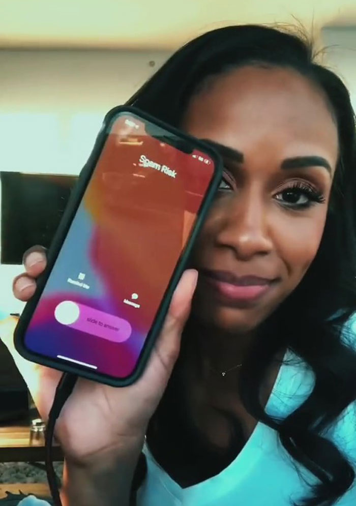 “We Are On Live Television Right Now”: News Anchor Turns Her ‘News Voice’ On To Scare Off A Phone Scammer “We Are On Live Television Right Now”: News Anchor Turns Her ‘News Voice’ On To Scare Off A Phone Scammer