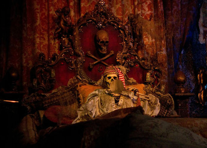 30 Of The Spiciest Work Secrets Shared By Former Disney Theme Park Employees