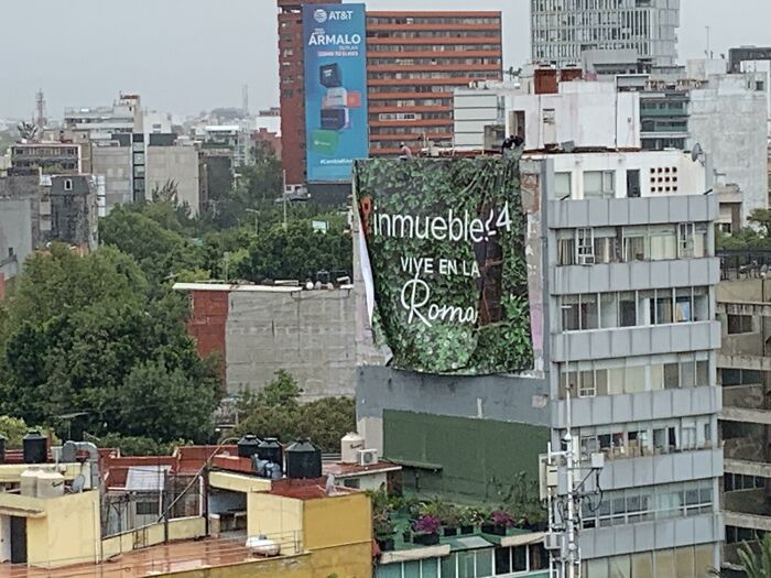 Visiting Ciudad De Mexico. This Happened 10 Minutes Ago In The Rain. No One Is Tied Off