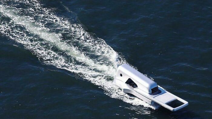 Zipper-Shaped Boat "Unzips" Tokyo's Sumida River