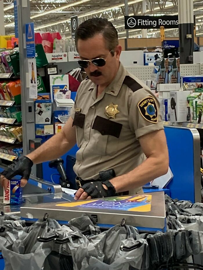 Lieutenant Dangle, Thomas Lennon, Working At Walmart To Raise Money For A Hospital Today