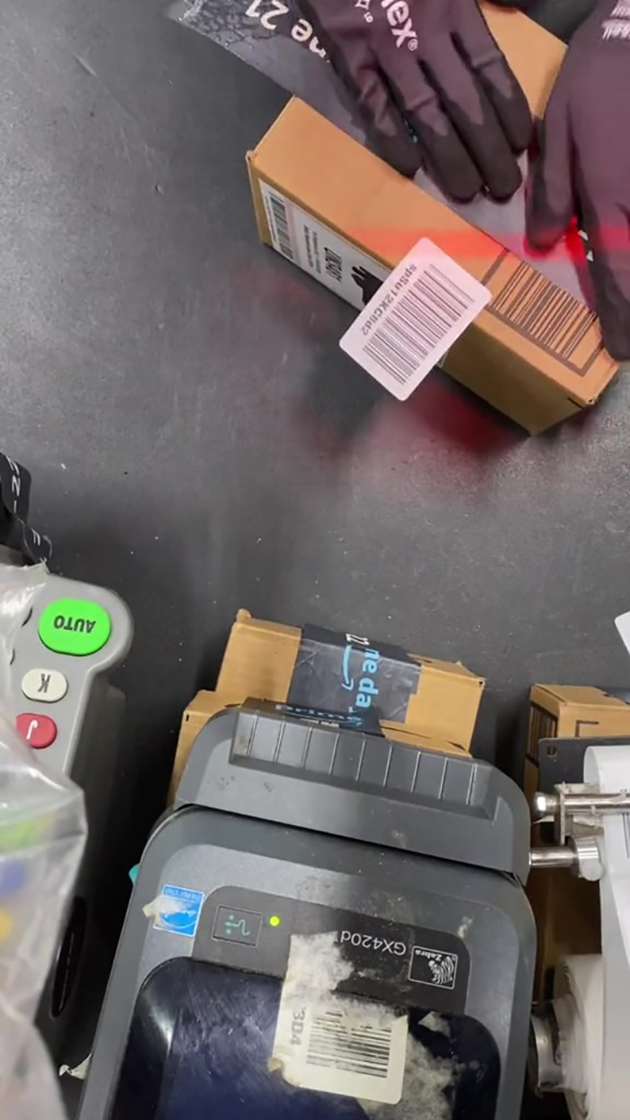 “It’s 9:59”: Amazon Supervisor Yells At Workers For Leaving 1 Minute Early, Video Goes Viral On The Internet