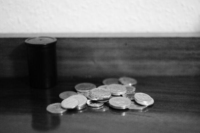 35 Things "Rich People" Do That Others Find Inconsiderate And Annoying