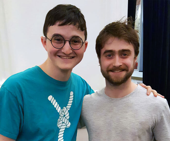 Estas personas compartieron las fotos más raras y divertidas de familiares con celebridades