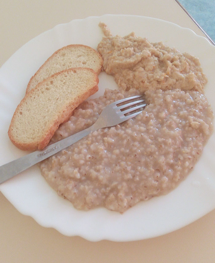 The Food I Got In The Hospital I'm Recovering In. I Don't Even Know What I'm Looking At. Ph And The Bread Is Hard As A Rock