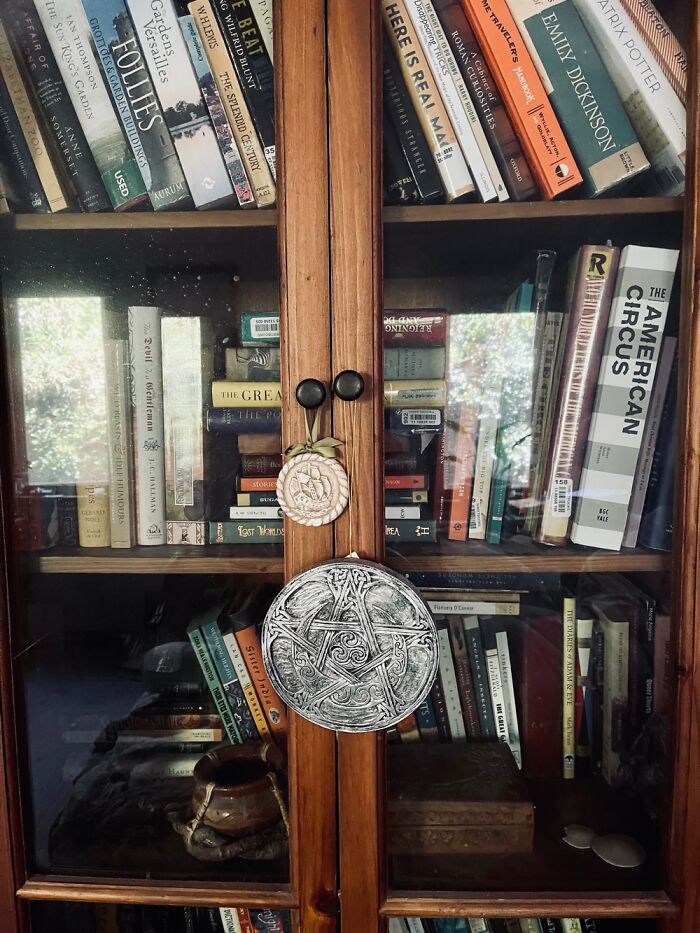 Feel Free To Try To Figure Out My Reading Style😊