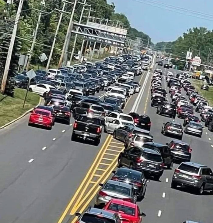 These Collective Idiots Making An Illegal Left And Causing Gridlock