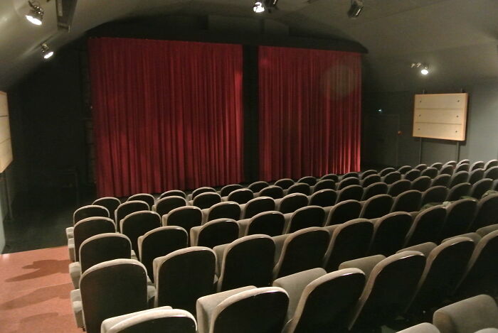 35 Most Interesting Responses To "Without Telling The Name Of Your Country, Where Do You Live?"