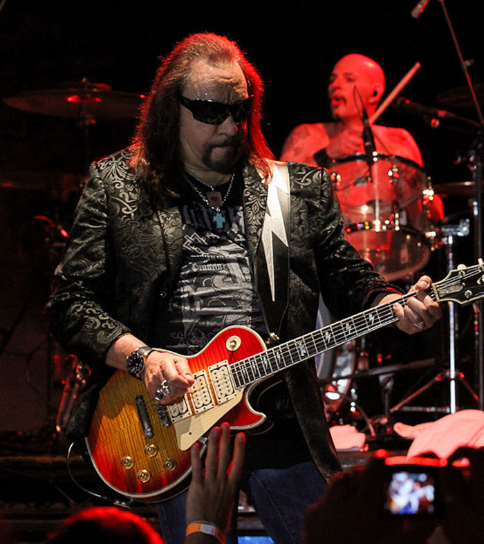 Someone In This Online Group Asked “What Famous Person Did You Regret Meeting Because They Were A Jerk?” And 30 Folks Delivered