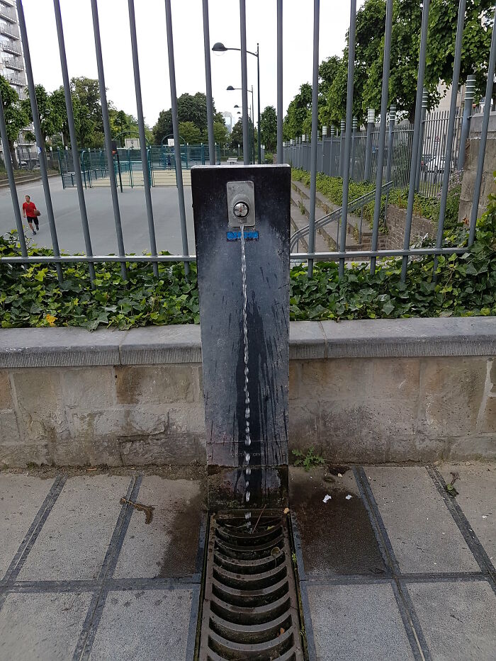 30 Awkward Situations That Are Embarrassing For No Real Reason