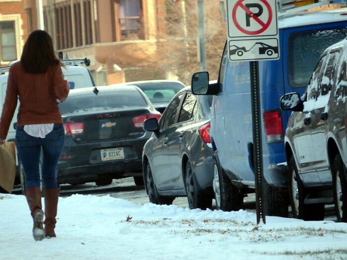 30 Awkward Situations That Are Embarrassing For No Real Reason