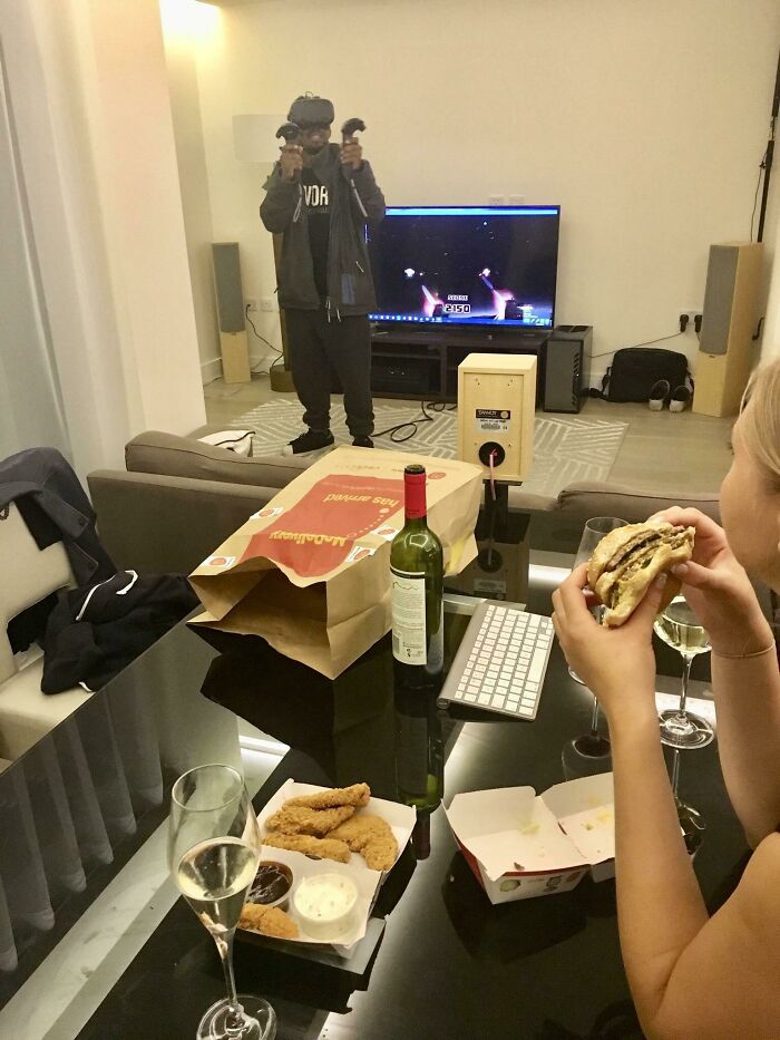 Made My Delivery Driver’s Night By Showing Him VR For The First Time