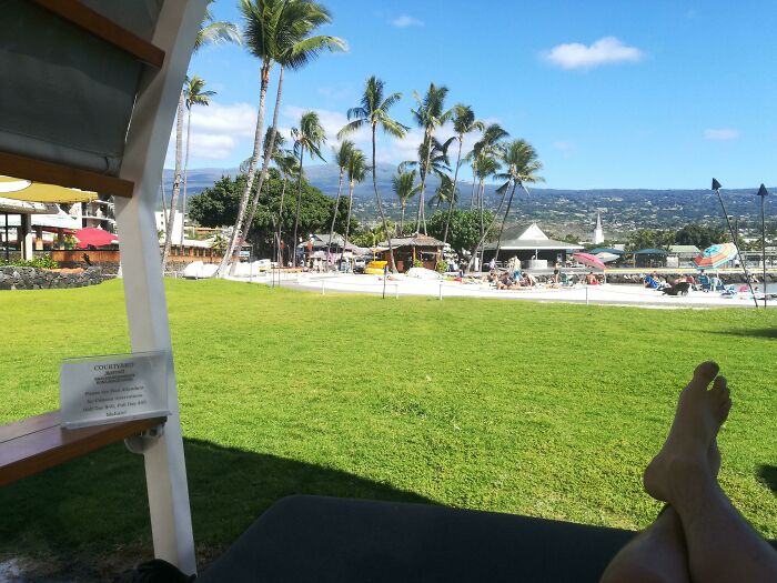 Got Off The Bus, Walked Through The Foyer, Lay Down On One Of These Nice Shaded Bench Things And Now Im Chilling. Waiters Keep On Walking By But They Don't Seem To Care. Aloha Baby!