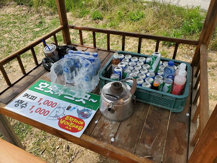 In S. Korea: An Unmanned, Self Service Drink Stand Where You Just Put Money In The Teapot And Take Your Drink Of Choice