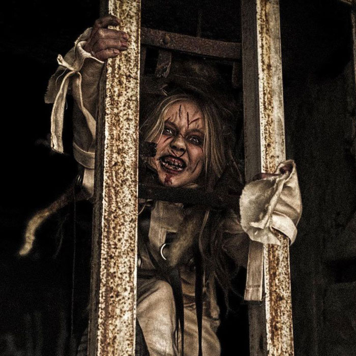 A Horror–Mad Seven-Year-Old Girl Has Ditched Disney Princesses To Dress Up As Horror Icons (45 Pics)