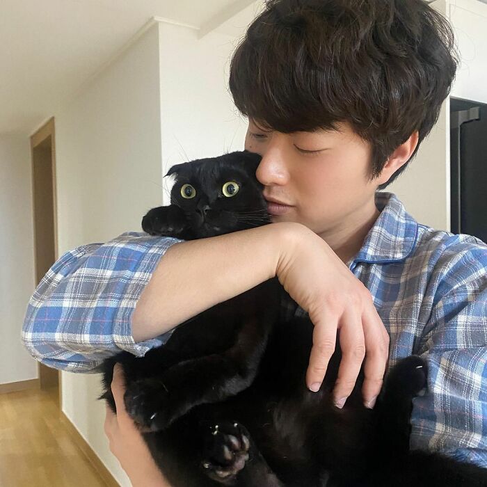 Meet Meonji The Black Cat That Is The Instagram Sensation