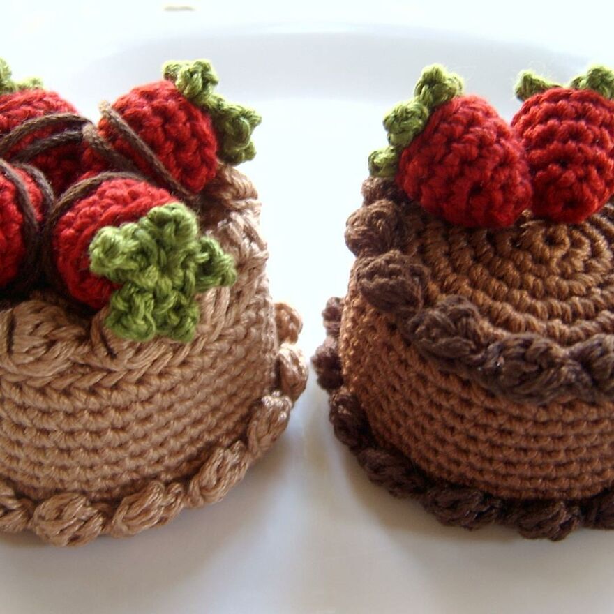 Woman Makes Crochet Dough Dishes That Are Simply "Delicious"