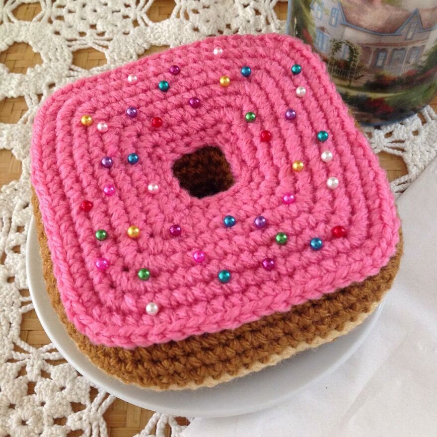 Woman Makes Crochet Dough Dishes That Are Simply "Delicious"