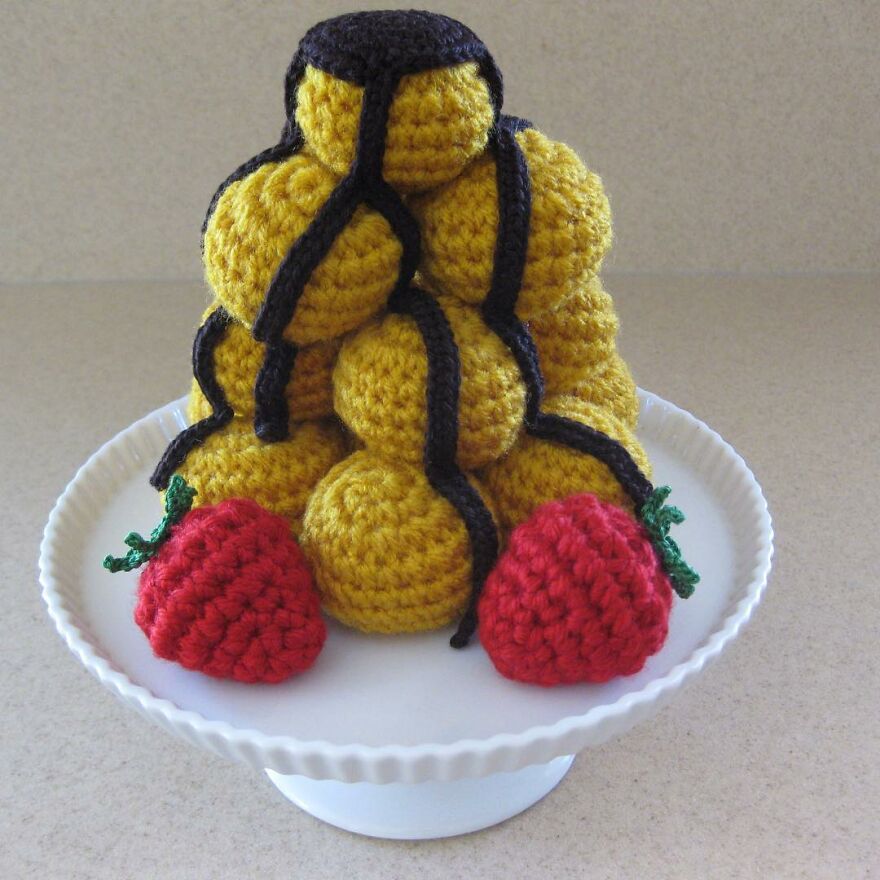 Woman Makes Crochet Dough Dishes That Are Simply "Delicious"