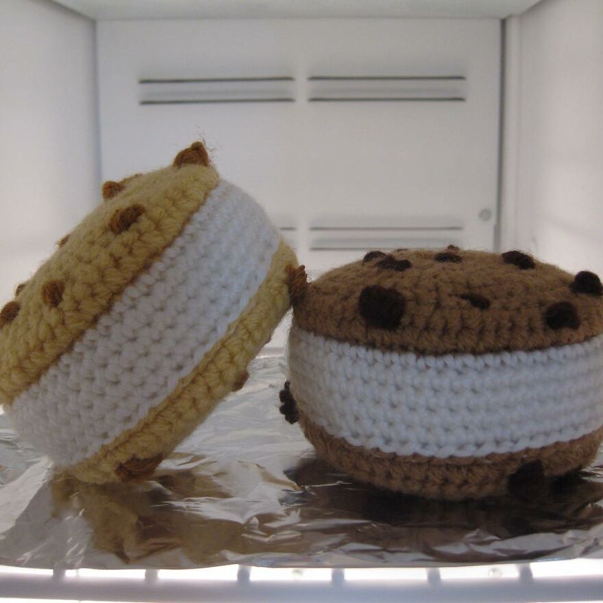 Woman Makes Crochet Dough Dishes That Are Simply "Delicious"