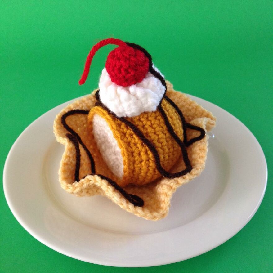 Woman Makes Crochet Dough Dishes That Are Simply "Delicious"