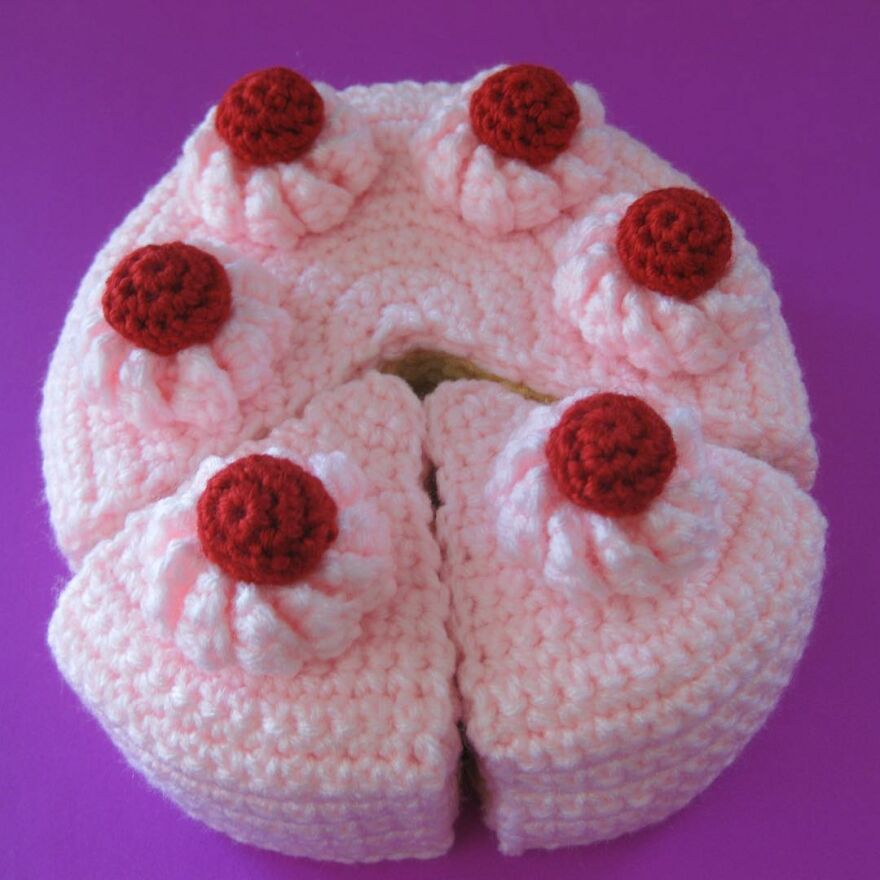 Woman Makes Crochet Dough Dishes That Are Simply "Delicious"