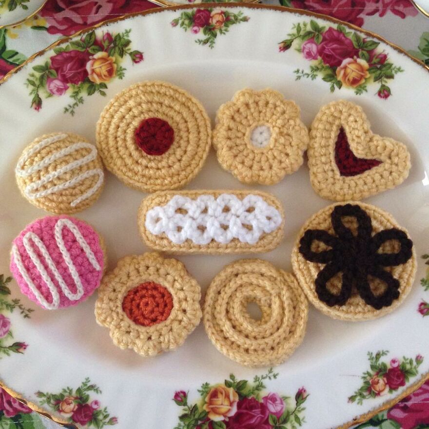 Woman Makes Crochet Dough Dishes That Are Simply "Delicious"