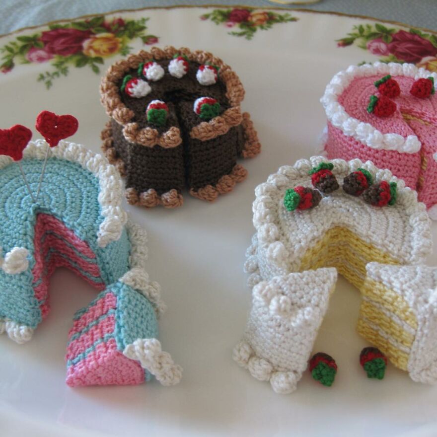 Woman Makes Crochet Dough Dishes That Are Simply "Delicious"
