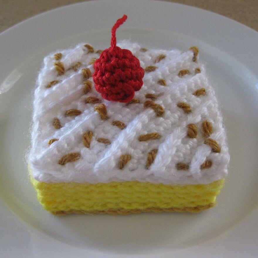 Woman Makes Crochet Dough Dishes That Are Simply "Delicious"