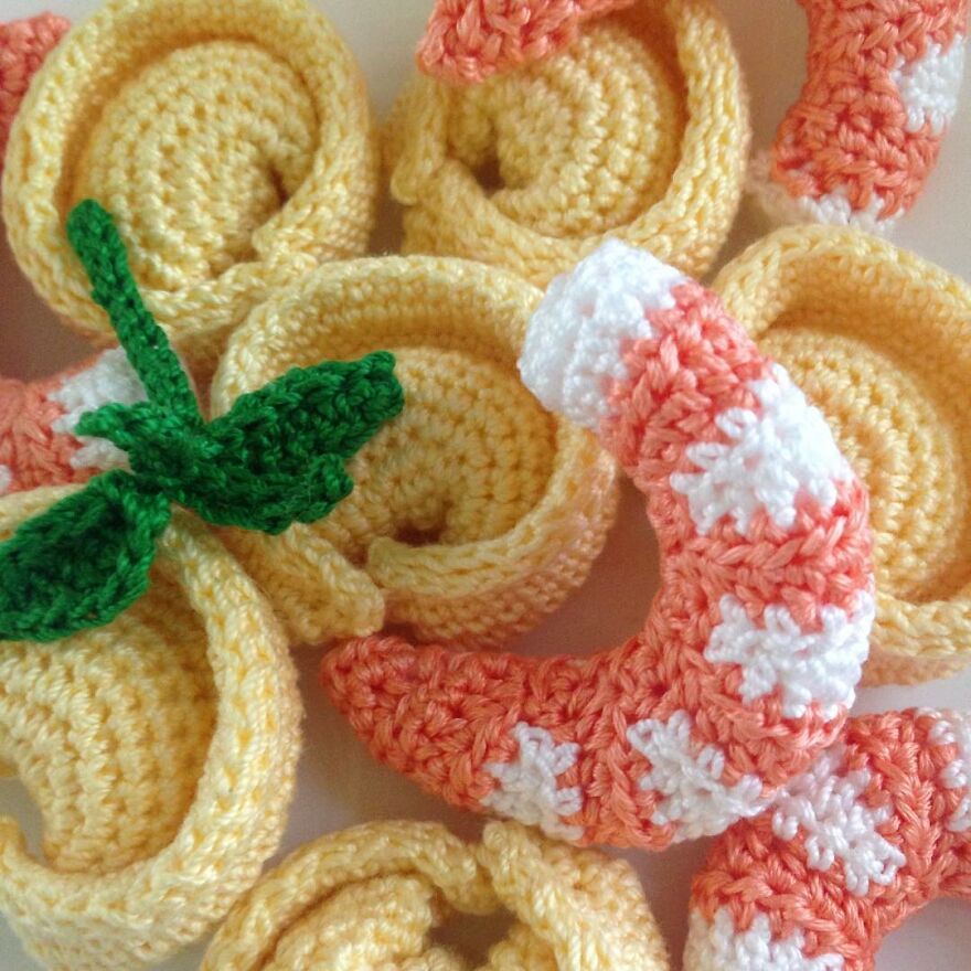 Woman Makes Crochet Dough Dishes That Are Simply "Delicious"