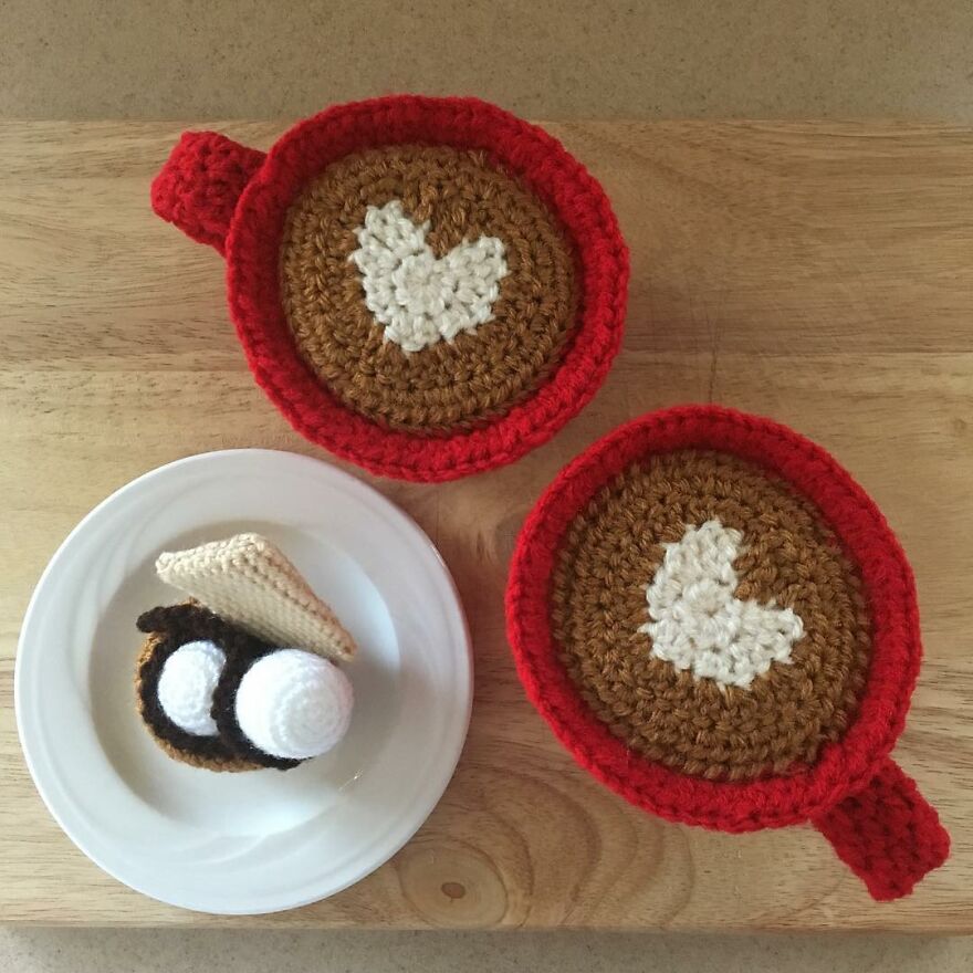 Woman Makes Crochet Dough Dishes That Are Simply "Delicious"