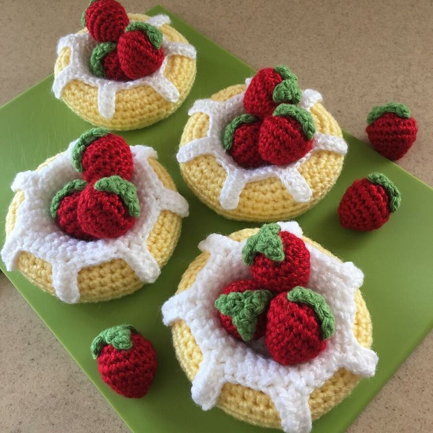 Woman Makes Crochet Dough Dishes That Are Simply "Delicious"