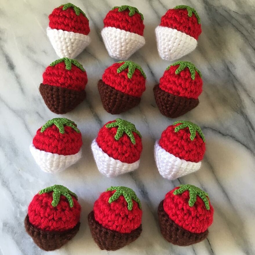 Woman Makes Crochet Dough Dishes That Are Simply "Delicious"