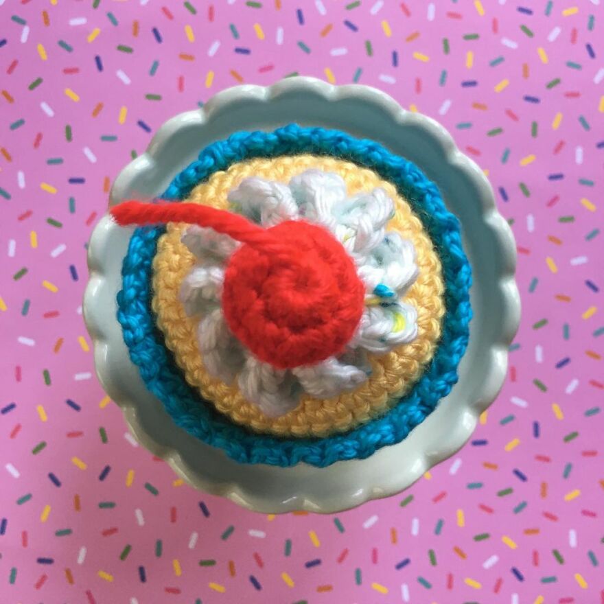 Woman Makes Crochet Dough Dishes That Are Simply "Delicious"