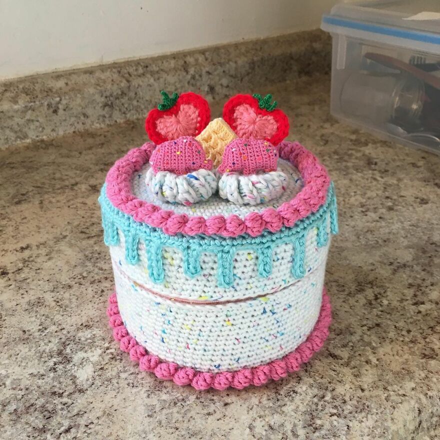 Woman Makes Crochet Dough Dishes That Are Simply "Delicious"