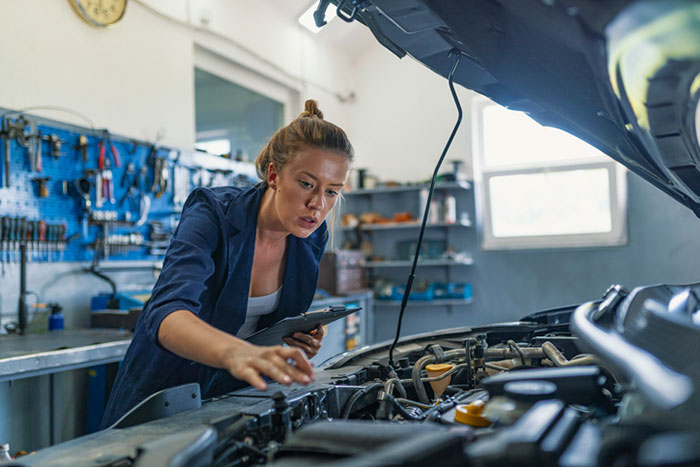 Customer Drives Into An Auto Repair Shop And Says He Doesn’t Want A “Chick” Touching His Car, Makes A Fool Of Himself Customer Drives Into An Auto Repair Shop And Says He Doesn’t Want A “Chick” Touching His Car, Makes A Fool Of Himself