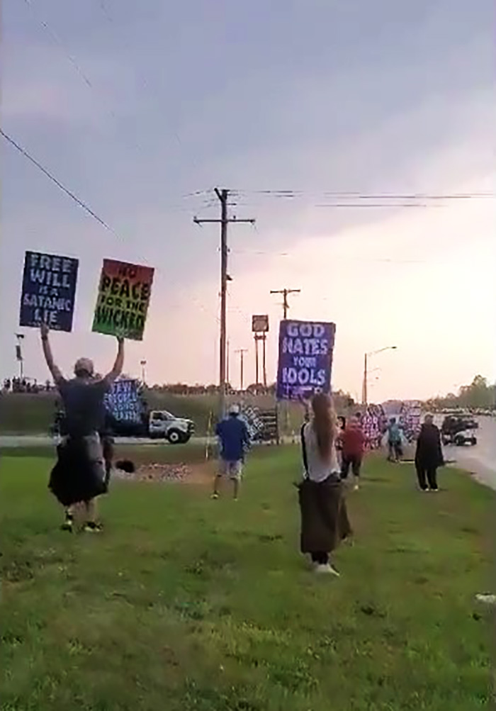People Online Are Cracking Up At How Foo Fighters Trolled Westboro Baptist Church Protesters With Disco Music People Online Are Cracking Up At How Foo Fighters Trolled Westboro Baptist Church Protesters With Disco Music