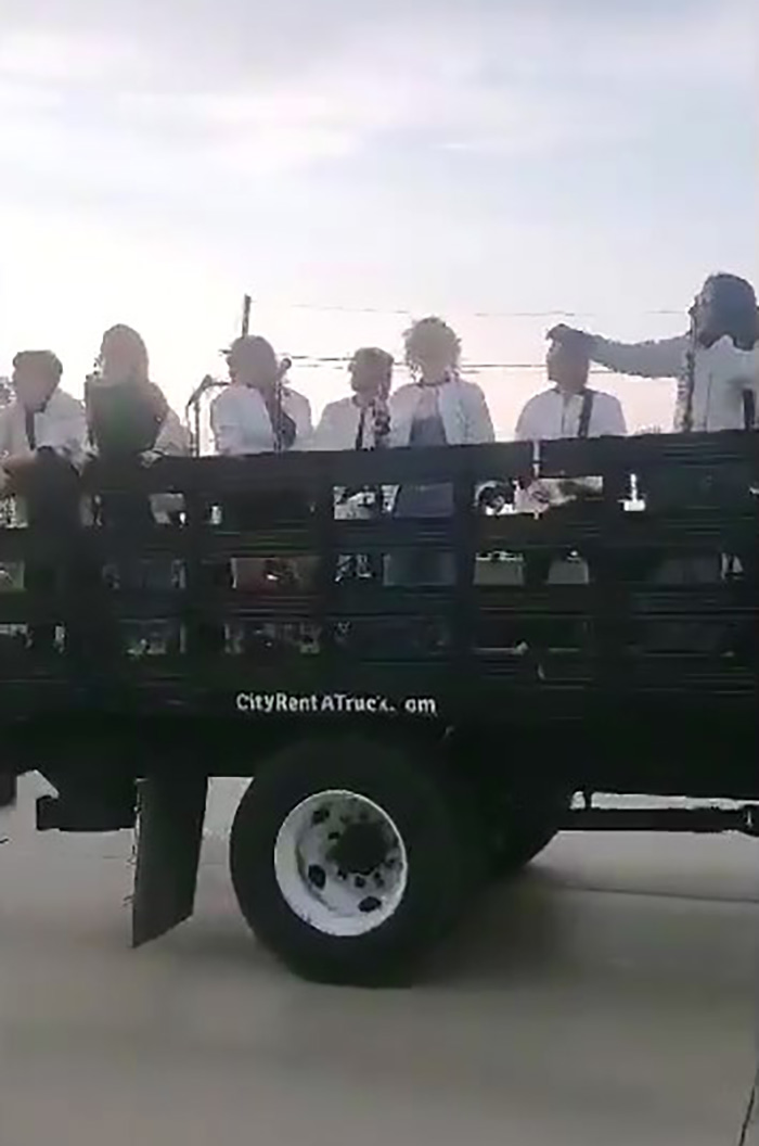 People Online Are Cracking Up At How Foo Fighters Trolled Westboro Baptist Church Protesters With Disco Music People Online Are Cracking Up At How Foo Fighters Trolled Westboro Baptist Church Protesters With Disco Music