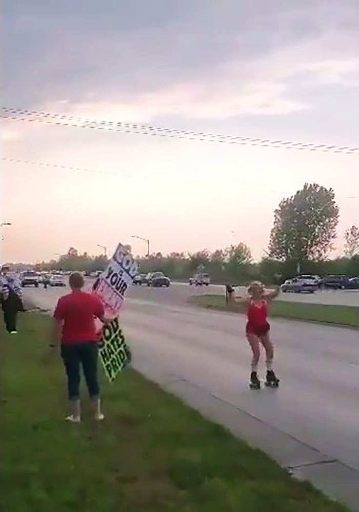 People Online Are Cracking Up At How Foo Fighters Trolled Westboro Baptist Church Protesters With Disco Music People Online Are Cracking Up At How Foo Fighters Trolled Westboro Baptist Church Protesters With Disco Music