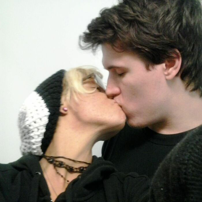 Grieving Man Used Experimental AI Site To ‘Chat’ With His Fiancée Nine Years After She Passed