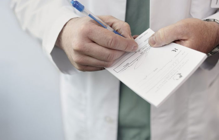 Doctor Writes "The Most Passive-Aggressive Note" To Sign Off An Employee For 2 Weeks Instead Of 2 Days After Her Jerk Manager Illegally Threatens To Fire Her Doctor Writes "The Most Passive-Aggressive Note" To Sign Off An Employee For 2 Weeks Instead Of 2 Days After Her Jerk Manager Illegally Threatens To Fire Her