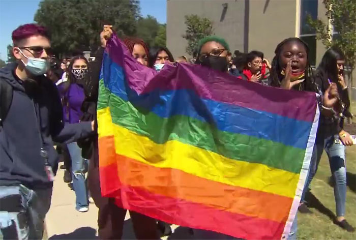 Estos estudiantes realizaron una huelga masiva después de que una profesora lesbiana fuera escoltada fuera del campus