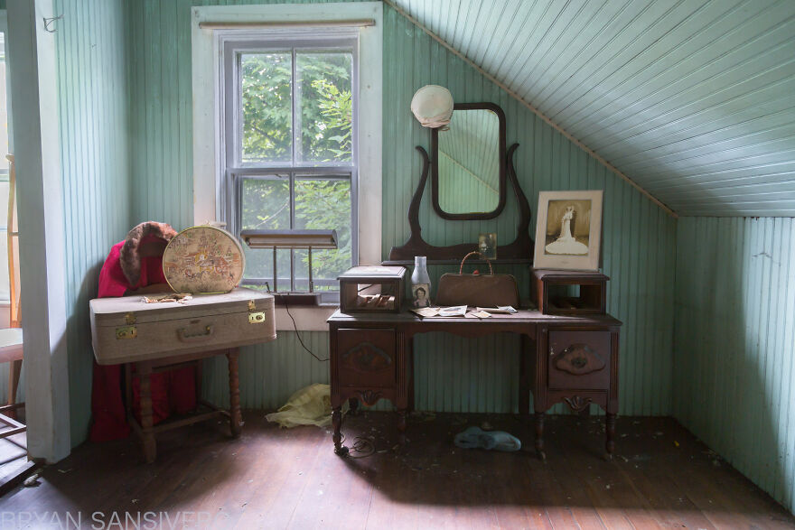 I Photographed The Abandoned Home Of A WWII Veteran And It's Like A Time Capsule I Photographed The Abandoned Home Of A WWII Veteran And It's Like A Time Capsule
