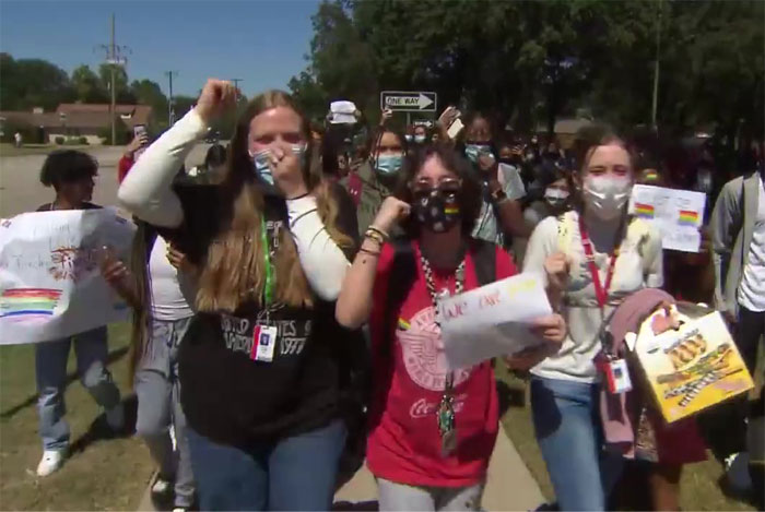Estos estudiantes realizaron una huelga masiva después de que una profesora lesbiana fuera escoltada fuera del campus