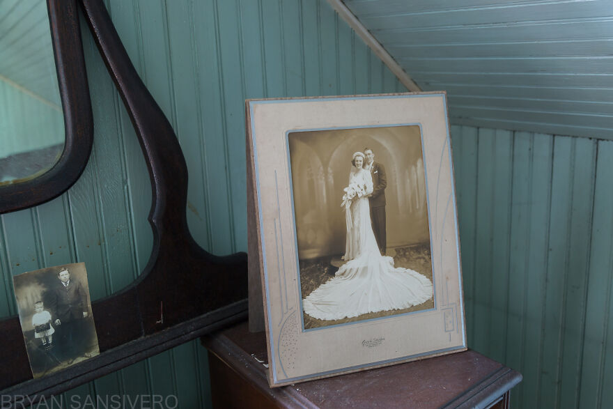 I Photographed The Abandoned Home Of A WWII Veteran And It's Like A Time Capsule I Photographed The Abandoned Home Of A WWII Veteran And It's Like A Time Capsule