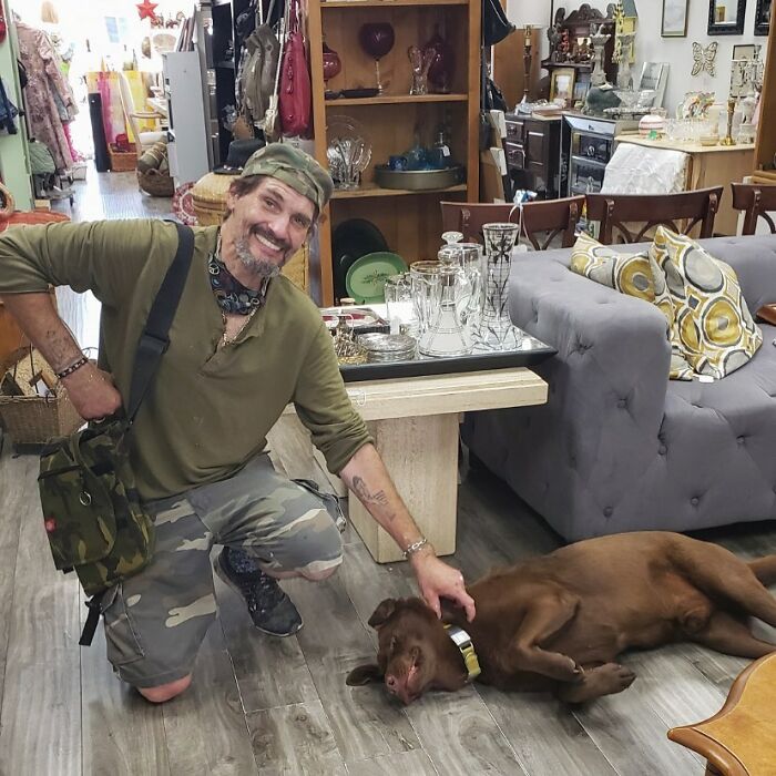 Homeless Man Sheds Tears After Having A Wholesome Reunion With His Missing Labrador Homeless Man Sheds Tears After Having A Wholesome Reunion With His Missing Labrador