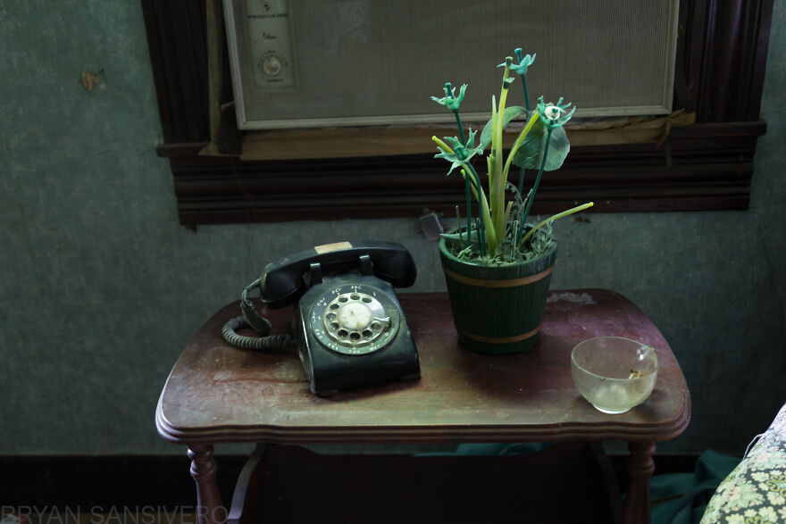 I Photographed The Abandoned Home Of A WWII Veteran And It's Like A Time Capsule I Photographed The Abandoned Home Of A WWII Veteran And It's Like A Time Capsule