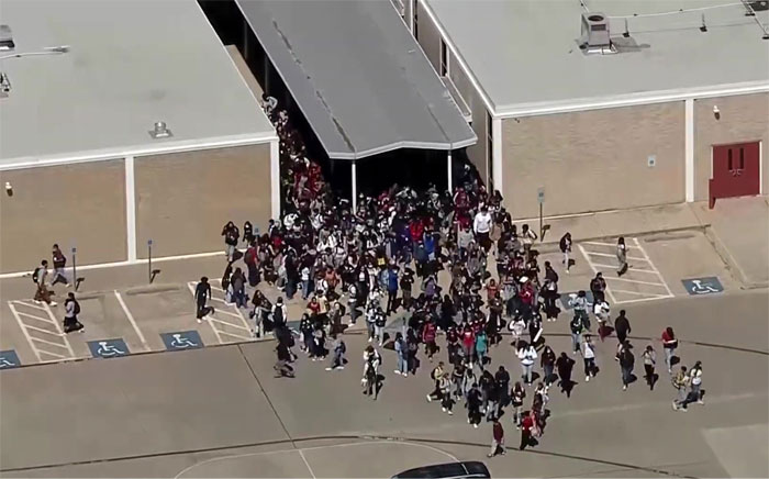 “I Was Freaked. The Kids Were Freaked Out”: Students Stage A Massive Walkout After A Lesbian Teacher Is Escorted Off Campus “I Was Freaked. The Kids Were Freaked Out”: Students Stage A Massive Walkout After A Lesbian Teacher Is Escorted Off Campus